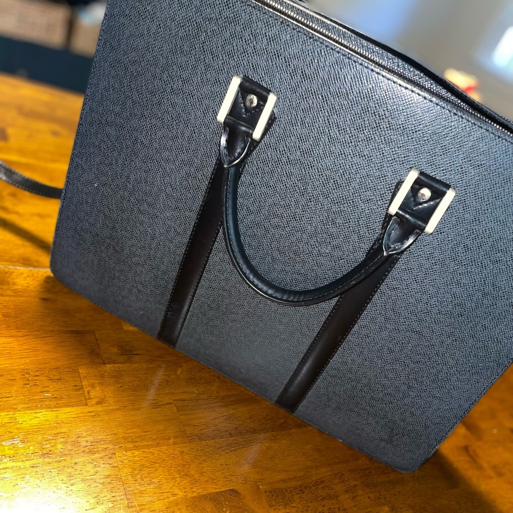 ⭐️Louis Vuitton Taiga Briefcase with adjustable strap⭐️